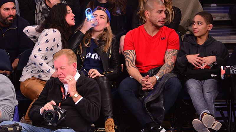 Illustration for article titled Michelle Rodriguez & Cara Delevingne Drunkenly Make Out at Knicks Game